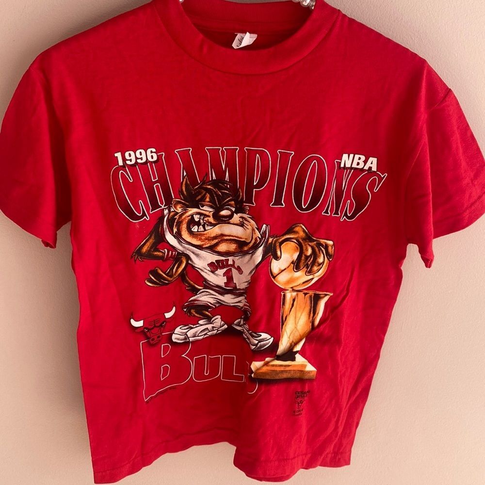VTG 1996 Chicago Bulls T Shirt Size 10-12 Youth 100% Cotton Taz NBA Champions